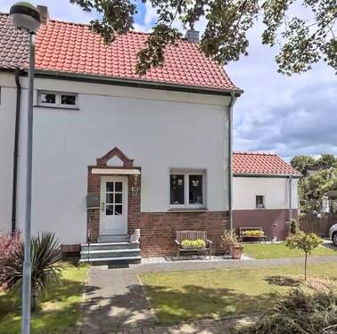 Hausfront - Doppelhaushälfte in der Kamp-Lintforter 84 + 20 m², Altsiedlung mit großem Grundstück