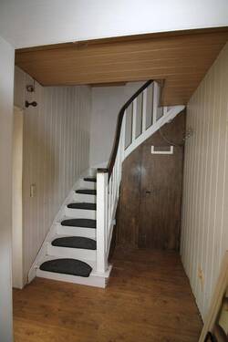 Im Eingangsbereich, die Treppe ins Obergeschoss - 5 Zimmer Mehrfamilienhaus, Wohnhaus zum Kaufen in Kamp-Lintfort