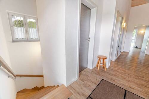 Diele und Treppe ins UG - 