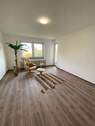 Wohnzimmer - Bezaubernde kernsanierte 3 ZKB Wohnung mit schönem Balkon mit Blick ins Grüne