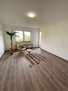 Wohnzimmer - Bezaubernde kernsanierte 3 ZKB Wohnung mit schönem Balkon mit Blick ins Grüne