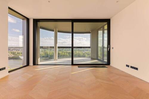 ... auf das Wohnzimmer und die Loggia - 