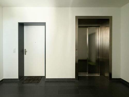 Aufzug im Treppenhaus - 