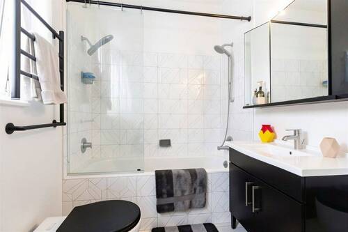 Badezimmer - (KI generiert) - Bungalow mit 106,20 m&sup2; in Berlin zum Kaufen