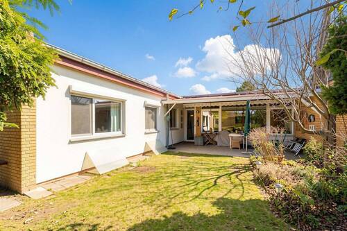 Terrasse mit Garten - (KI generiert) - 