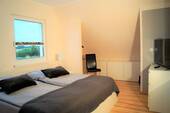 Schlafzimmer m. Kleiderschrank - 