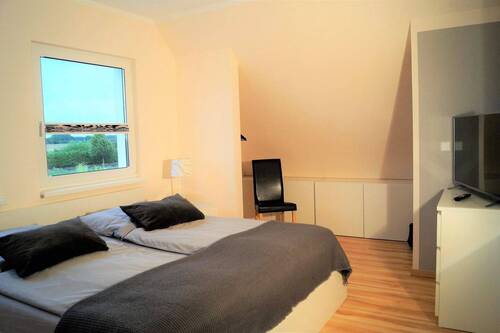 Schlafzimmer m. Kleiderschrank - 