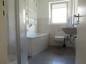 Badezimmer mit Wanne und Dusche - 4 Zimmer Etagenwohnung in Schweinfurt