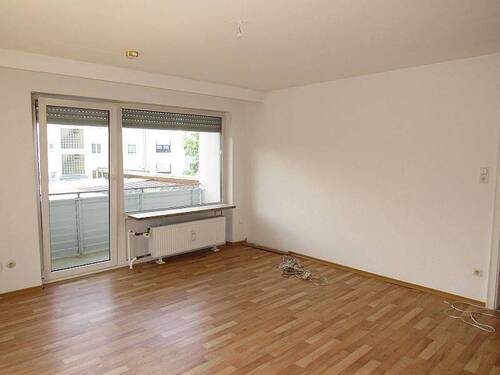 Wohnzimmer mit Zugang zum Balkon - 