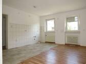 offene Küche mit Essbereich und Wohnzimmer - 