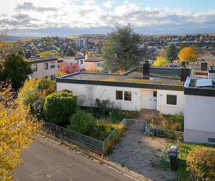 Titelbild Immowelt - Oft gesucht, selten verfügbar - renovierungsbedürftiger Bungalow in Lengfeld