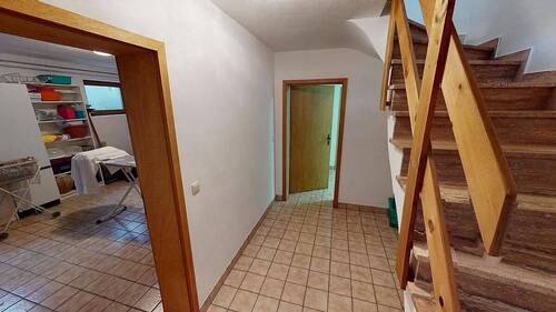 Treppenhaus KG.jpg - Modernes und renoviertes Zweifamilienhaus Mehrfamilienhaus in Otterfing