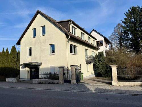 Bild 1 - DAS INVEST - Mehrfamilienhaus mit zwei Garagen, Carport und Garten