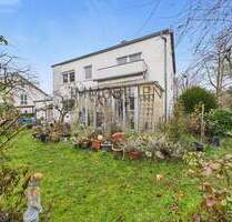 Zweifamilienhaus mit Ausbaureserve und großem Grundstück in bevorzugter Lage - Pentling