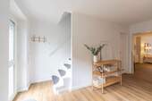 Treppenhaus und Eingang - 