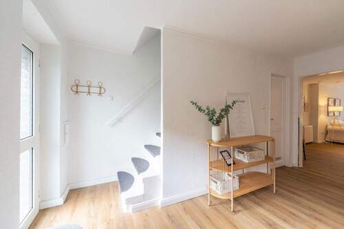 Treppenhaus und Eingang - 