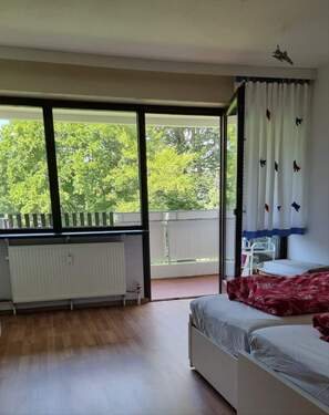 Schlafzimmer m. Balkon - 2 Zimmer Etagenwohnung in Bad Reichenhall