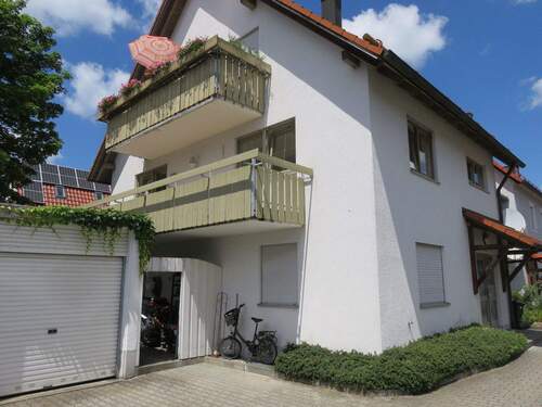 Außenansicht mit Balkon 1. OG - Sonnenverwöhnt und zentral - 4-Zimmer-Wohnung mit Balkon in Kaufbeuren