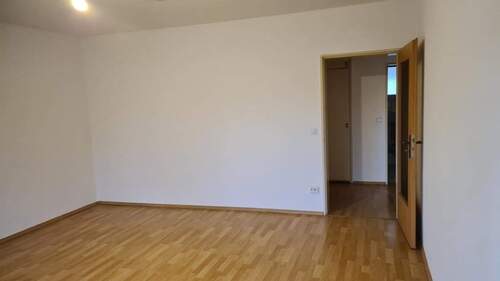 Wohnzimmer - 2 Zimmer Etagenwohnung in Duisburg