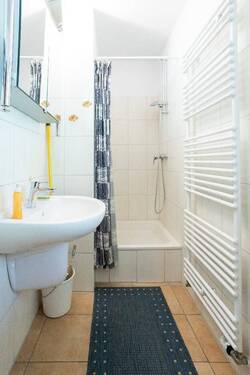 Das Gäste-WC mit Dusche im EG - 