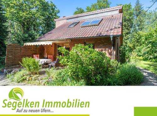 Die vordere Terrassenansicht - Interessant gebautes und idyllisch gelegenes Haus mit Garage und großem Garten in Kirchseelte