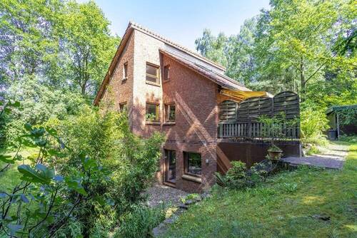 Die seitliche Hausansicht - 5 Zimmer Mehrfamilienhaus, Wohnhaus in Kirchseelte