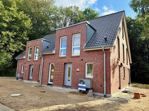Frontansicht - Effizienzdoppelhaus- Stufe 40, CO² neutral erstellt. Wohnen am Berner Gutspark.