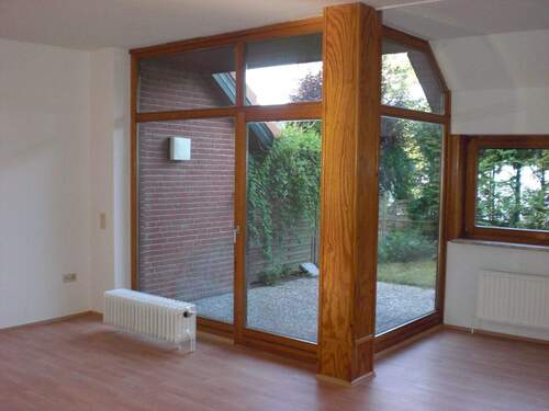 Blick vom Wohnzimmer in Richtung Terrasse - 