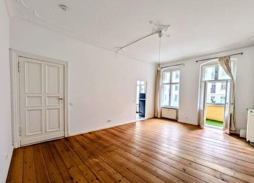 Wohnzimmer - Berlin-Friedrichshain: Helle 2-Zimmer Altbauwohnung mit Balkon, Stuck & Dielen in begehrter Kiezlage