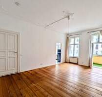 Berlin-Friedrichshain: Helle 2-Zimmer Altbauwohnung mit Balkon, Stuck & Dielen in begehrter Kiezlage