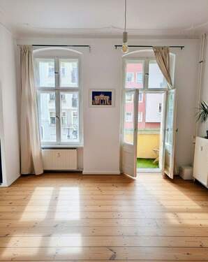 Wohnzimmer mit Balkon - 2 Zimmer Etagenwohnung in Berlin
