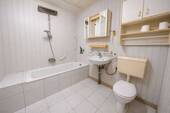 Bad mit Badewanne + WC 1. OG - 