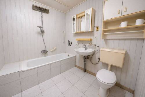 Bad mit Badewanne + WC 1. OG - 