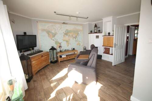 Blick in den Wohnbereich mit Kaminofen - 