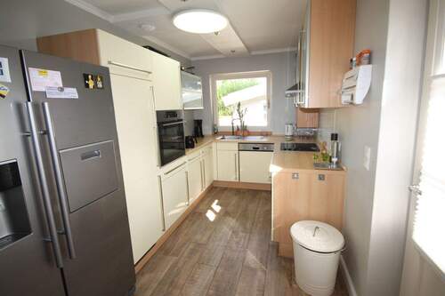 Küchenbereich mit wertiger Küchenausstattung - 