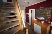 Eingangsflur mit Treppenanlage - 