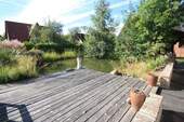 Ausblick von der Terrasse auf den Gartenteich - 