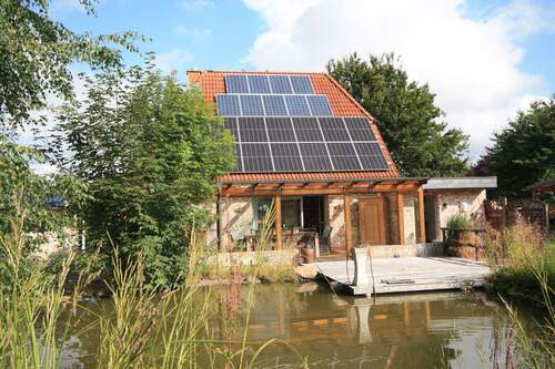 Blick über den Gartenteich zum Haus - 