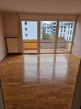 Wohnzimmer - +++ Sehr zentral gelegene 3 Zi. -Whg. mit Balkon im 2. OG +++
