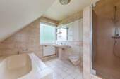 Vollbad mit sep. Dusche - 