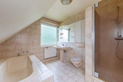 Vollbad mit sep. Dusche - 