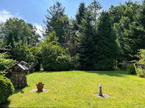 Blick von der Terrasse - Provisionsfrei: Bungalow mit Garage auf großem Grundstück