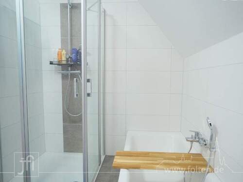 ...mit Badewanne und Dusche - 