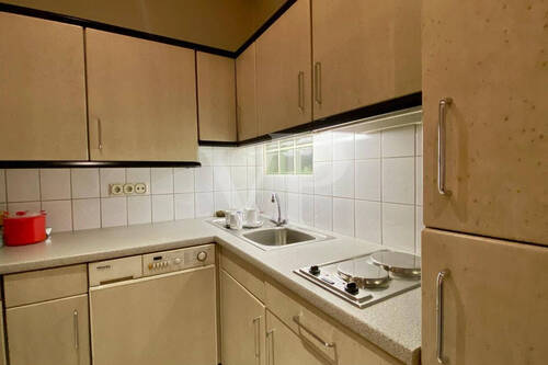 Küchezeile mit Elektrogeräten zur Nutzung - 