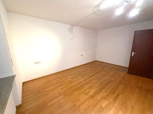 Großzügig und mit Echtholz-Parkett - 