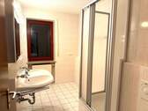Badezimmer mit Dusche - 