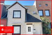 Straßenansicht - Wohnen nahe dem Stadtpark: Reihenmittelhaus mit Gestaltungsmöglichkeiten