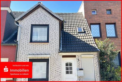 Straßenansicht - Wohnen nahe dem Stadtpark: Reihenmittelhaus mit Gestaltungsmöglichkeiten
