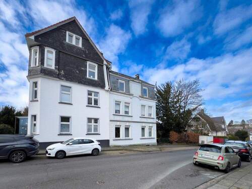 Straßenseite - Mehrgenerationen-Familien-Haus in Bestlage