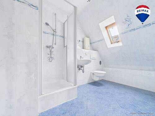 REMAX Immobilien DeLux Wohn-Geschäftshaus Badezimmer Ottweiler Mark Borowicz - 